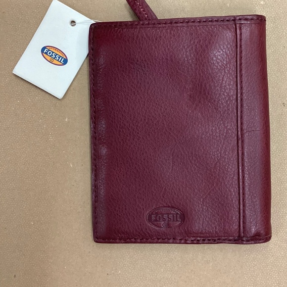 Fossil Burgundy Leather Travel Wallet - Picture 4 of 6
